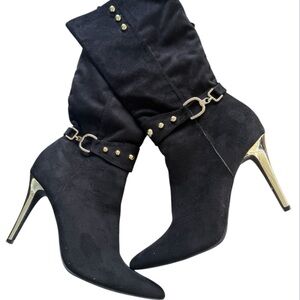 Very pretty black suede boots